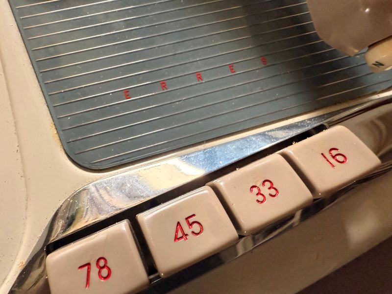 De snelheidstoetsen 78, 45, 33 en 16 in rood op witte knoppen