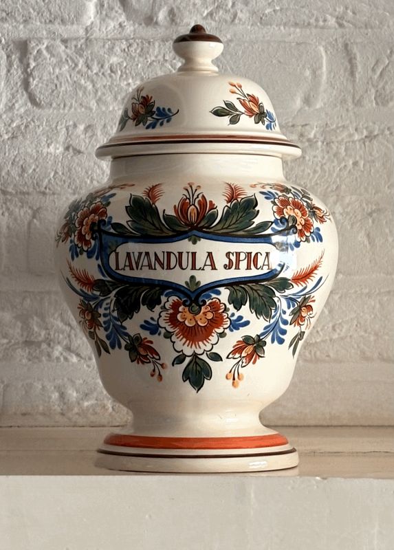 Gouda apothekerspot met deksel en het opschrift Lavandula Spica tussen rood-groen bloemdecor