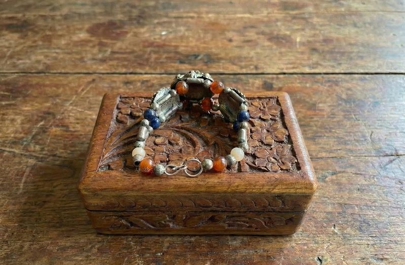 Vintage armband met natuurstenen – Bohemian charme met een verhaal