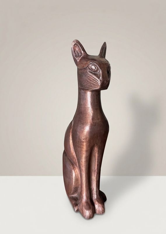 Zittend Egyptisch kattenbeeld in bronskleur, van opzij gezien