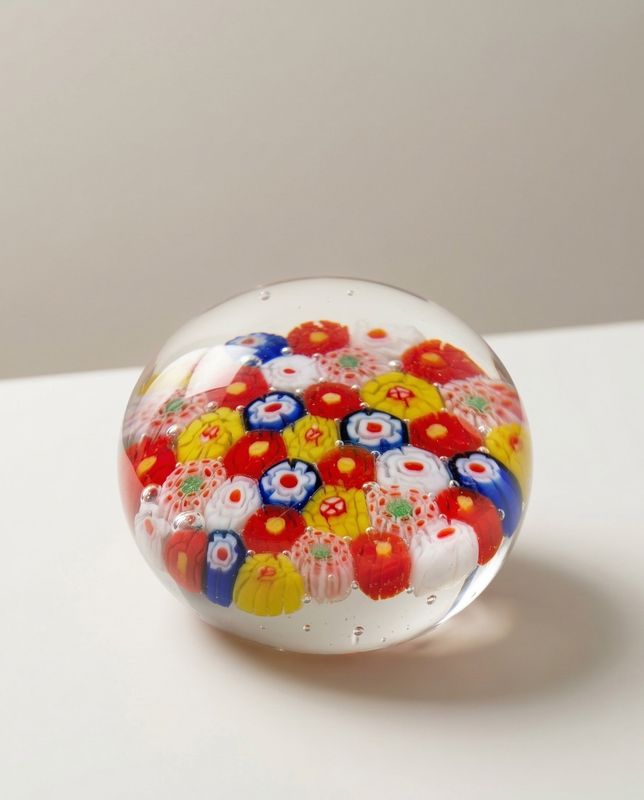 Glazen presse-papier met millefiori bloemetjes in rood, geel en blauw