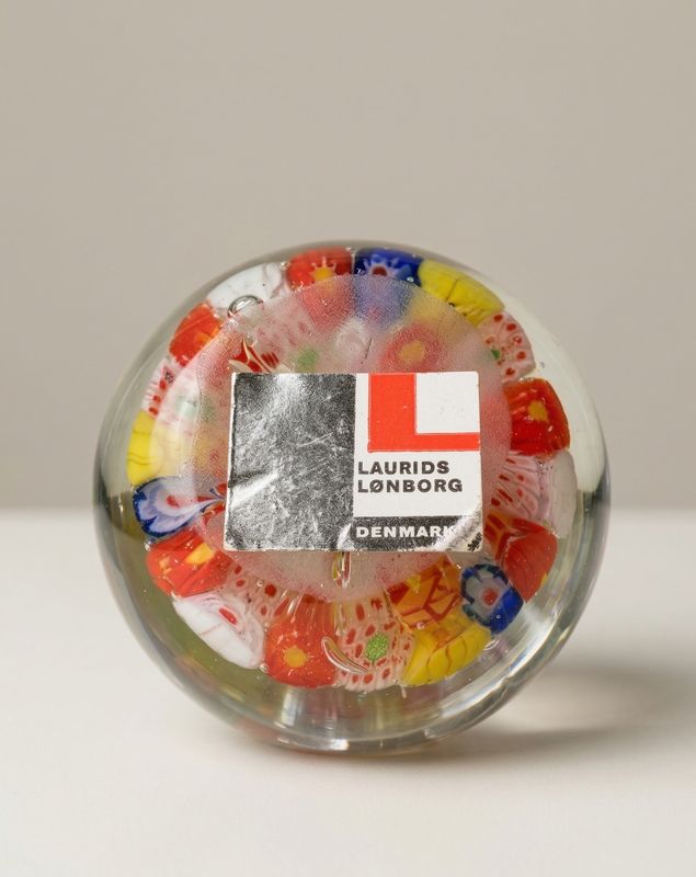 Het zilverkleurige etiket Laurids Lonborg Denmark op de onderkant