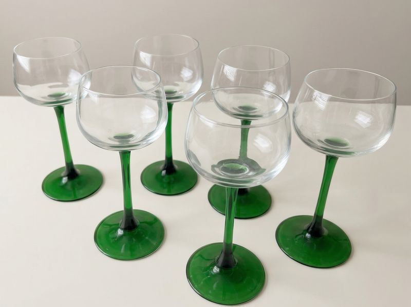 "Elegant groen glaswerk voor een vintage gedekte tafel, passend in een botanisch of eclectisch interieur."
