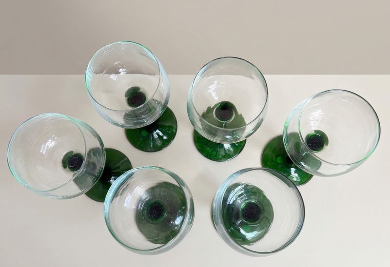 bovenaanzicht-heldere-kelk-retro-wijnglas