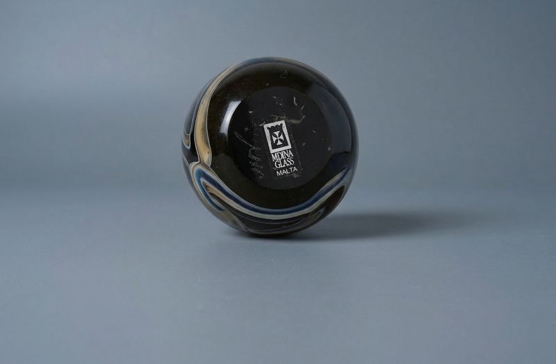 Onderzijde van Mdina glass paperweight met originele Malta signatuur zichtbaar