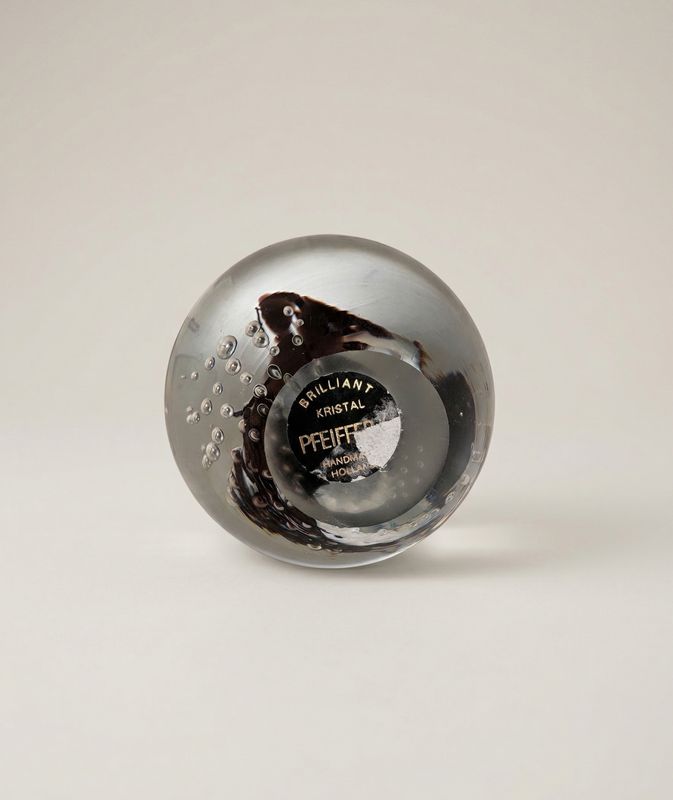Onderzijde van Pfeiffer paperweight met originele sticker