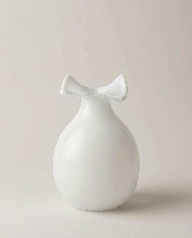 Vintage witte glazen vaas met geplooide rand – Pools design stijl