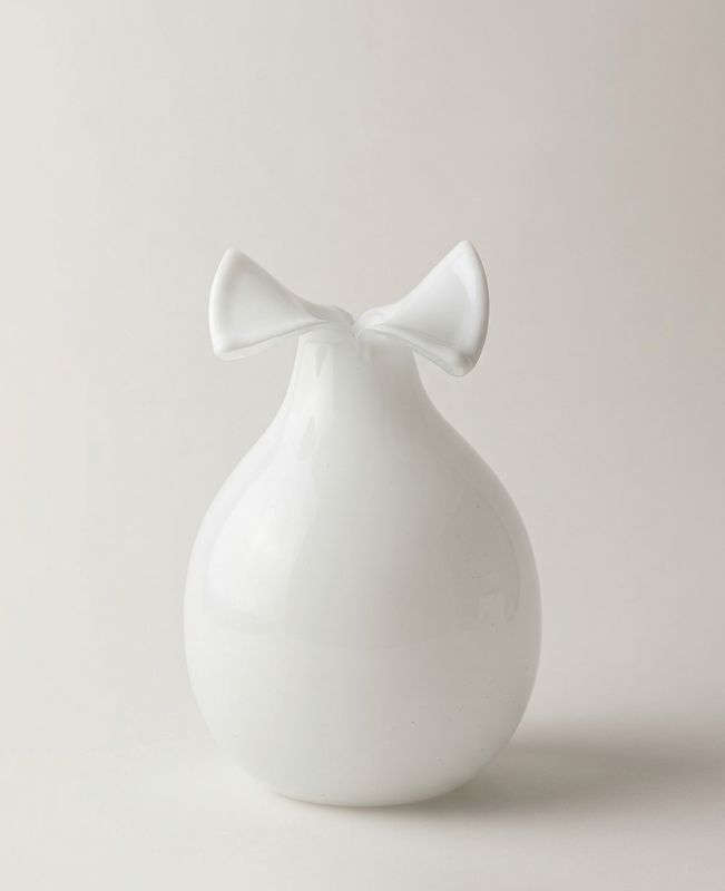 Vintage witte glazen vaas met geplooide rand – Pools design stijl
