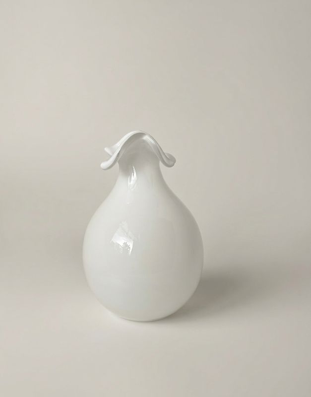 Vintage witte glazen vaas met geplooide rand – Pools design stijl