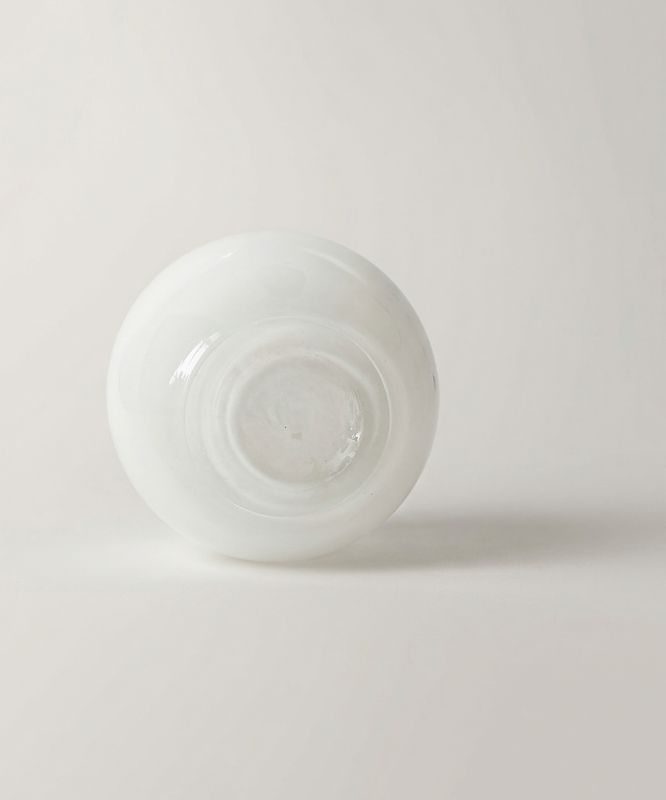 Vintage witte glazen vaas met geplooide rand – Pools design stijl