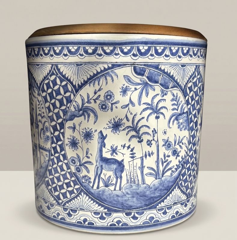 Detail van blauw-witte Portugese pot met hert en bloemmotieven in klassiek decor