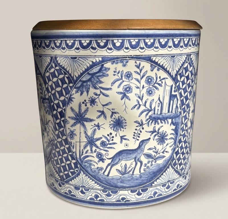 Vintage Portugese keramische dekselpot in blauw-wit met handgeschilderd decor en houten deksel