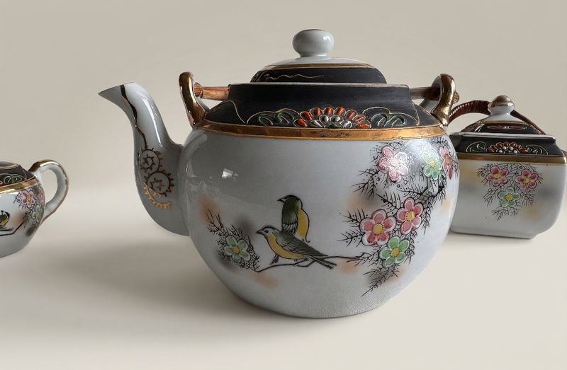 theepot porselein vogeltjes bloemetjes zijaanzicht