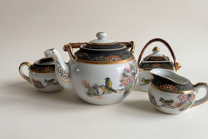 theepot porselein vogeltjes bloemetjes zijaanzicht