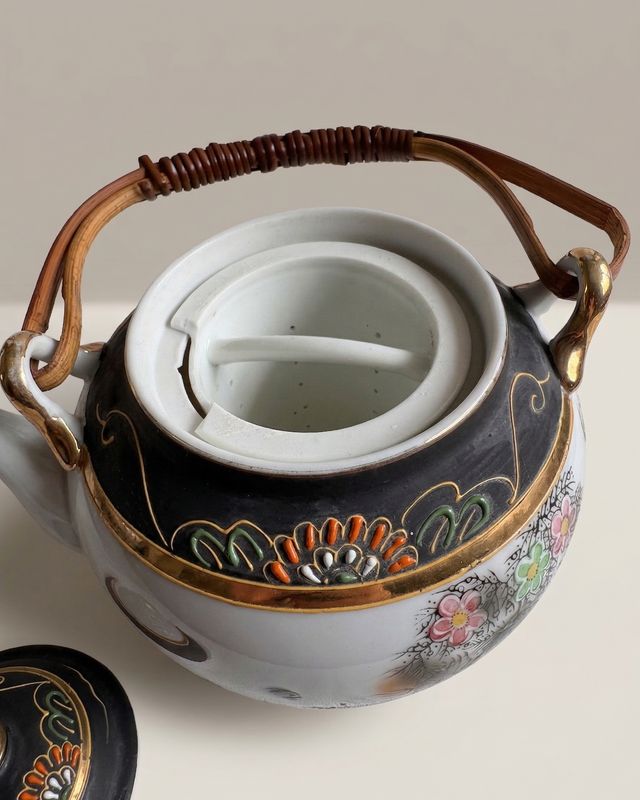 theepot porselein met originele theezeef binnenzijde