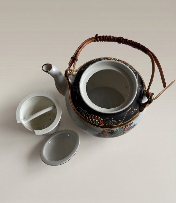 theepot porselein met originele theezeef binnenzijde van de theepot