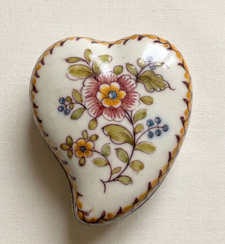 Hartvormig keramieken doosje met handbeschilderde bloemen in roze en geel
