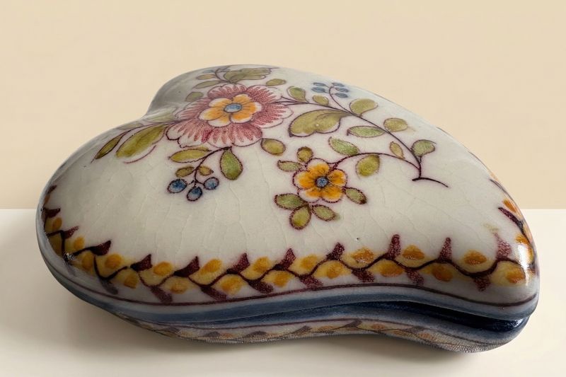 Detail van bloemdecoratie op Portugees keramiek
