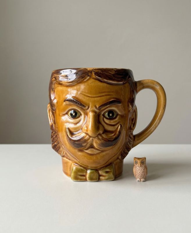 miniatuur uiltje formaat klein talisman object in vergelijking met mok