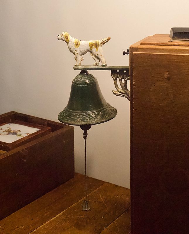 🧵 Gietijzeren bel met trekkoord – sierlijke rand en helder belgeluid