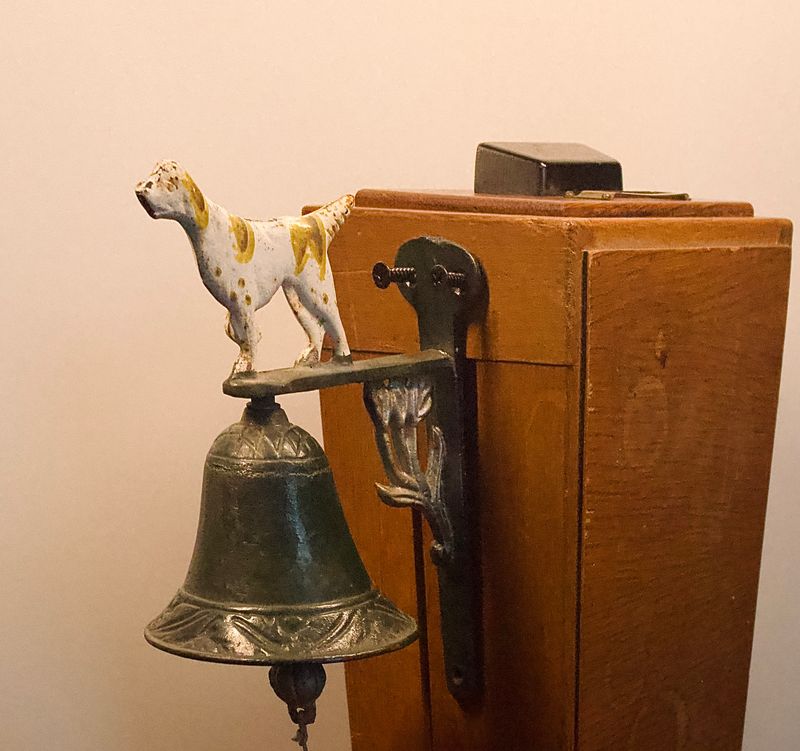 🐕 Detail van handbeschilderde hond op gietijzeren deurbel – reliëf & vintage afwerking