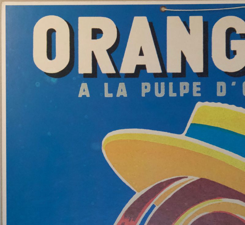 Detail linkerkant van de poster, gele hoed met blauwe band en kleine vlekjes, waarschijnlijk lichte waterschade.