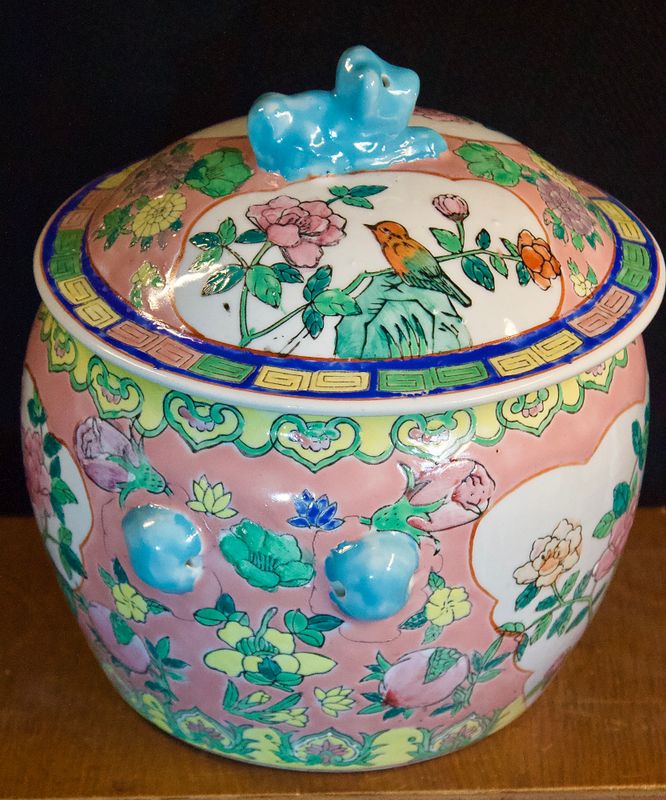 Bovenzijde van de pot met vogelmotief en blauwe Fo‑hond‑knop.