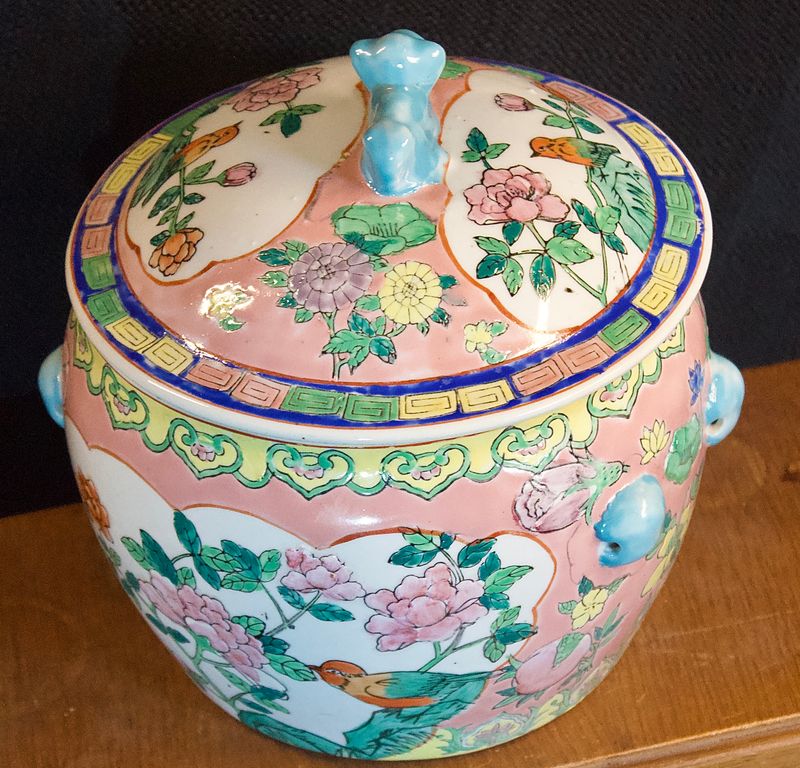 Bovenzijde van de pot met vogelmotief en achterkant van blauwe Fo‑hond‑knop.