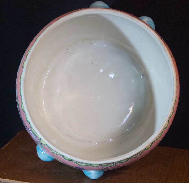 Binnenzijde van de pot, wit geglazuurd met subtiele gebruikssporen.