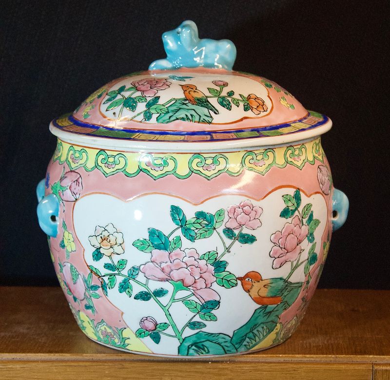 Volledige pot met deksel, handbeschilderd in pastelkleuren.