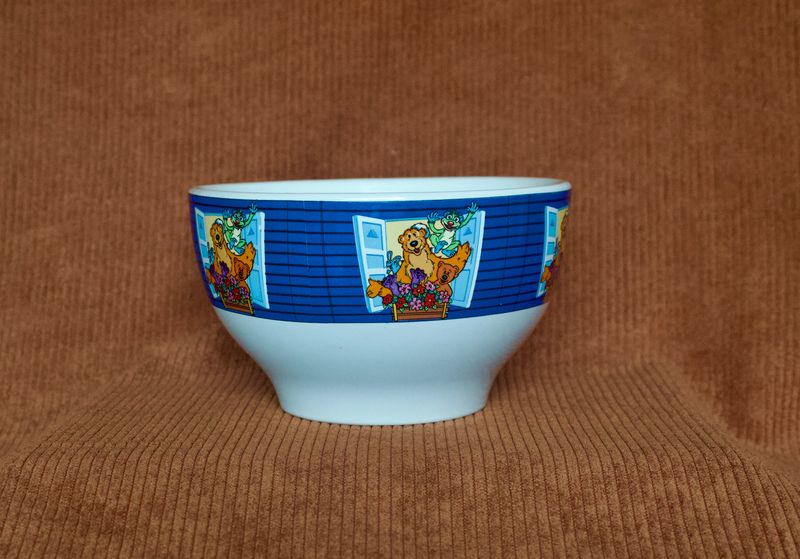 Detailfoto van de blauwe rand van de Bear in the Big Blue House‑kom.