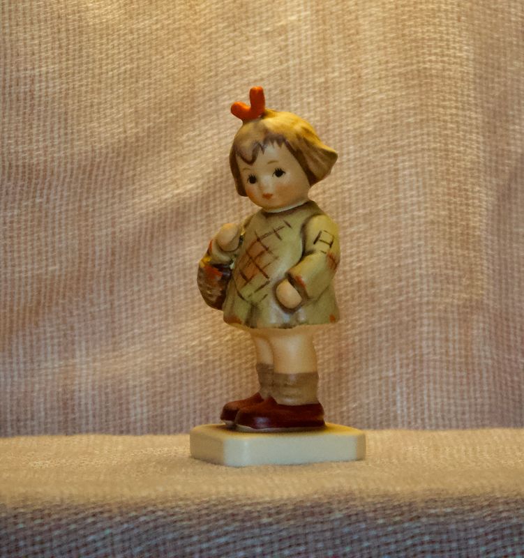 Detail vooraanzicht van Goebel Hummel Club verzamelbeeldje 479 Duits porselein