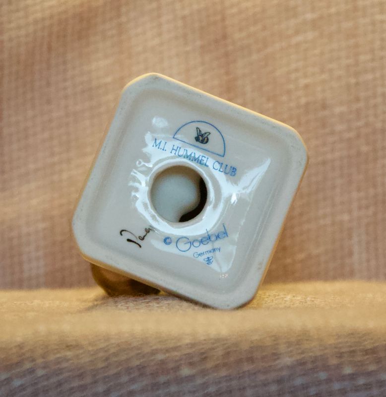 Onderzijde van Goebel Hummel beeldje 479 I Brought You A Gift met blauw TMK-7 stempel en M.I. Hummel Club merkteken