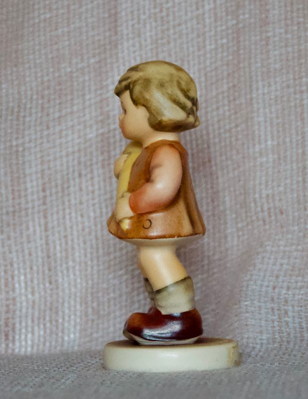 Rechter zijkant Goebel Hummel meisje.