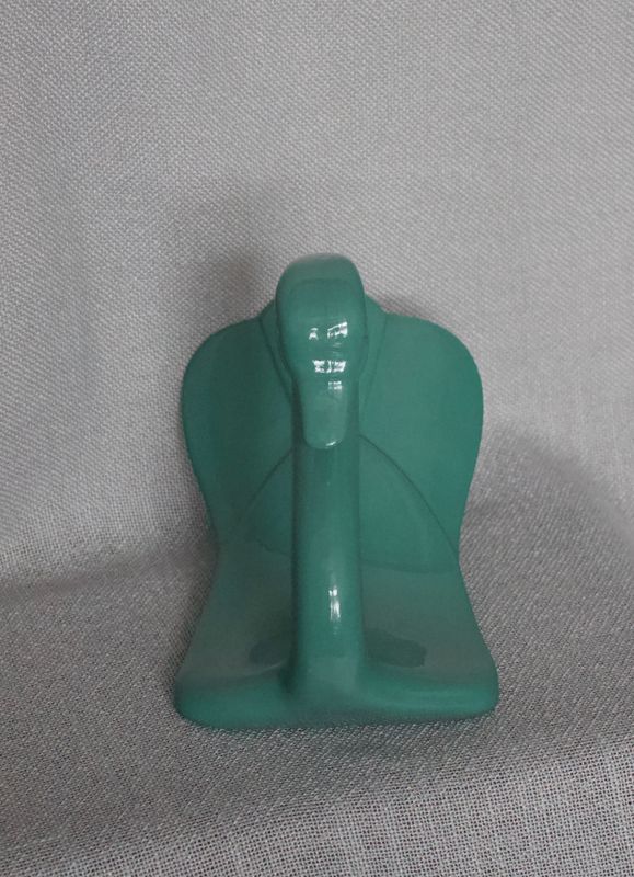 Vooraanzicht van turquoise zwaan met sierlijke gebogen nek en glanzende afwerking.