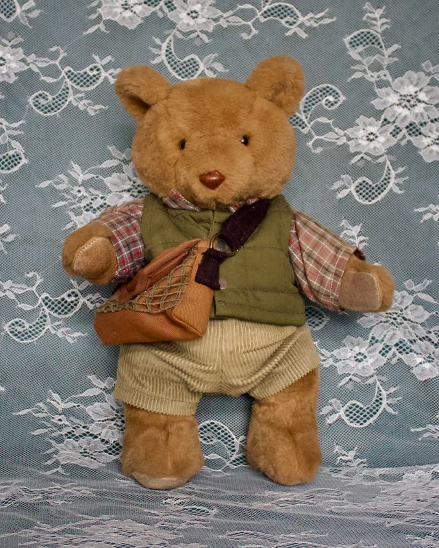 Staande teddybeer in jachtoutfit van Bo‑Bear Designs.