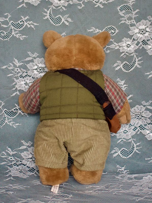 Detailfoto achterkant teddybeer met stiksel van vest en corduroy broek