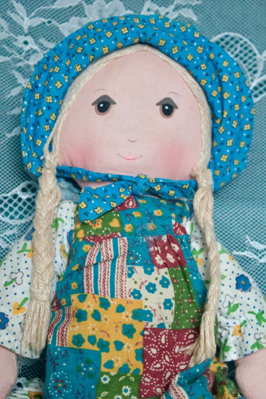 Lijmrest op de borst van de jurk van de Holly Hobbie pop