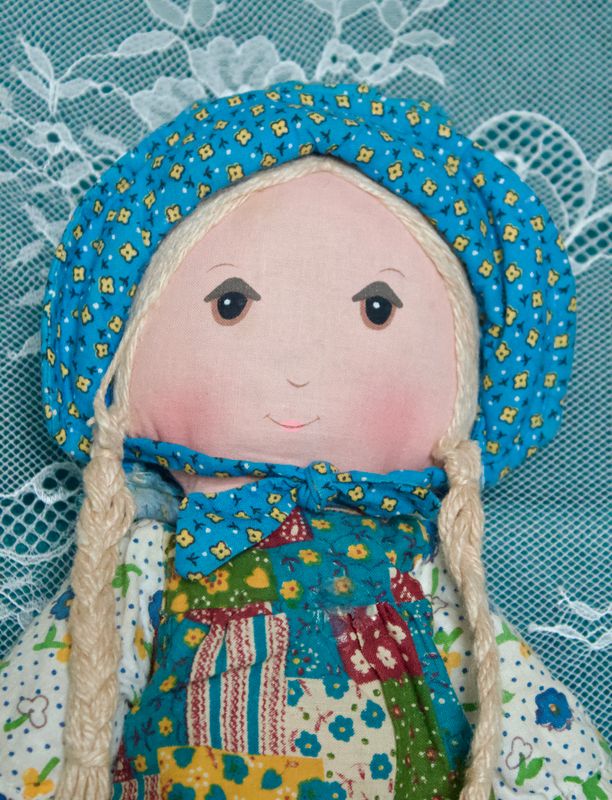 Close‑up van het gezicht van de Holly Hobbie pop met vlechten