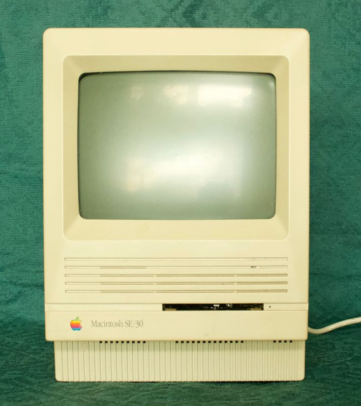 Vintage Apple Macintosh SE/30 compact computer Model M5119 uit 1989 vooraanzicht.