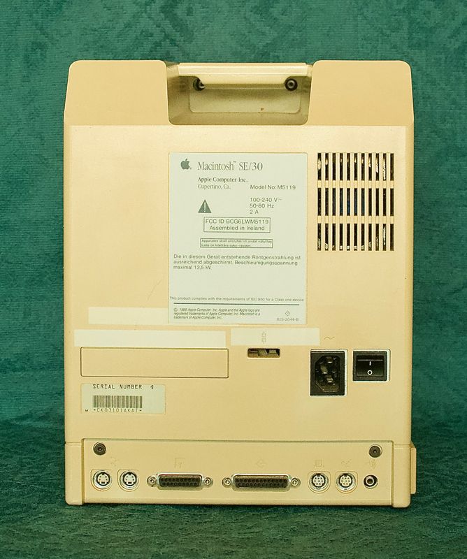 Achterkant van de Apple Macintosh SE/30 met poorten, serienummer CK03101AKAT en typeplaatje.