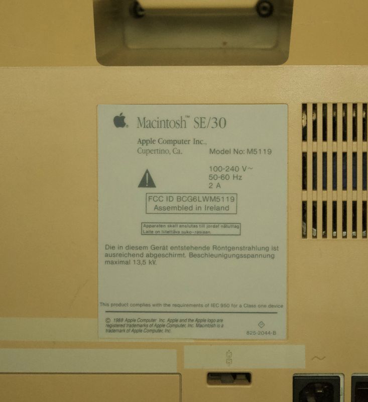 Detailopname van het Apple computer typeplaatje met Model No M5119 en serienummer.