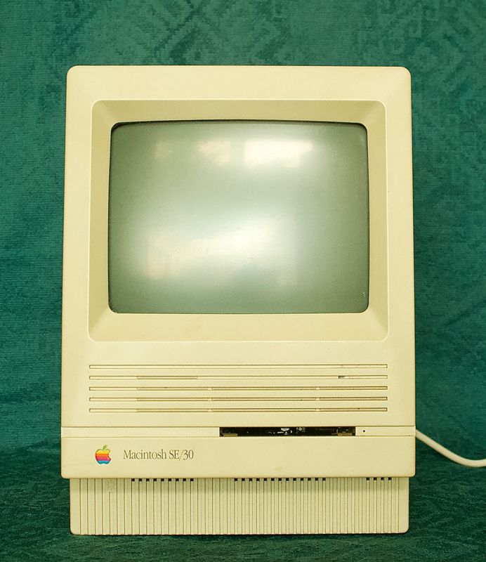Vintage Apple Macintosh SE/30 compact computer Model M5119 uit 1989 vooraanzicht.