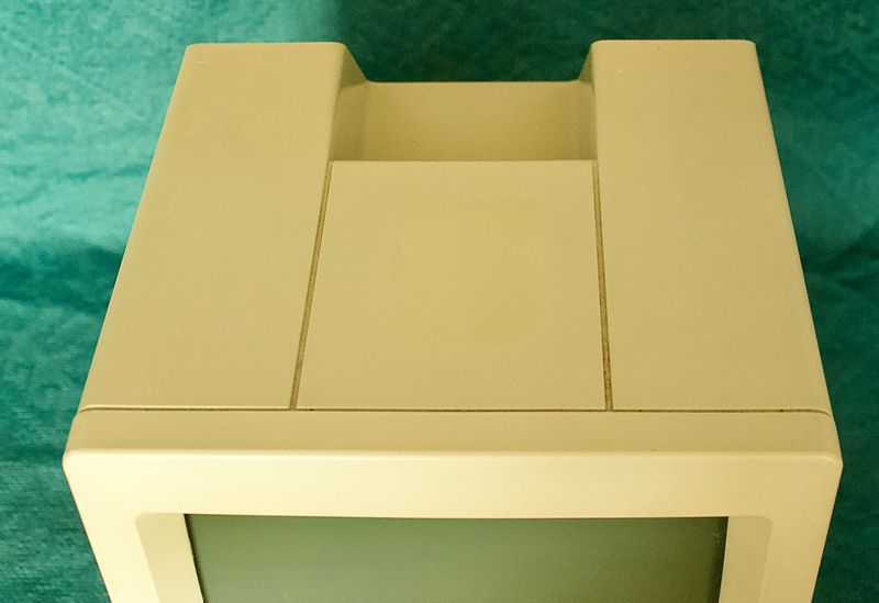 Vintage Apple Macintosh SE/30 compact computer Model M5119 uit 1989 bovenaanzicht met lichte verkleuring.
