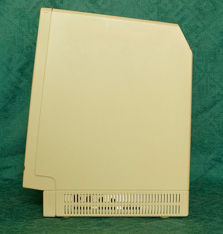 Zijkant van de Apple Macintosh SE/30 behuizing met lichte vintage verkleuring.