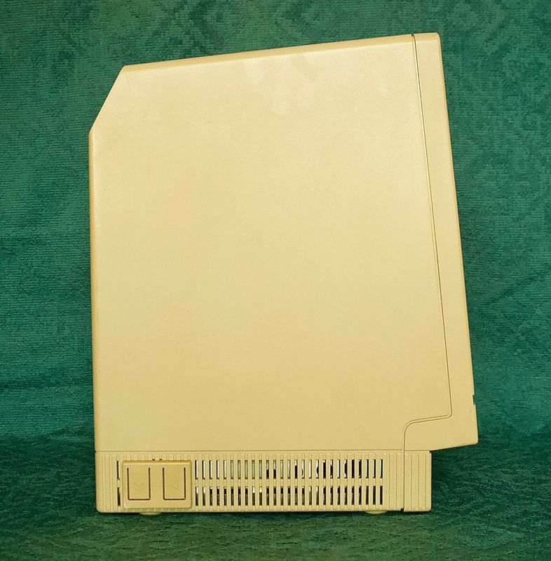 Zijkant van de Apple Macintosh SE/30 behuizing met lichte vintage verkleuring.