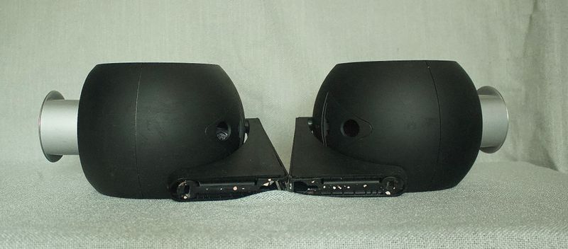 Achterkant B en O BeoLab 3 speakers met PowerLink aansluiting en acoustic lens
