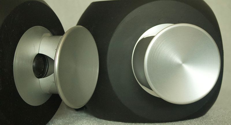 Twee aluminium luidsprekerkoppen van dichtbij, met de ronde geluidslens