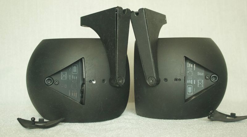 Achterzijde Bang en Olufsen BeoLab 3 speakers met gemonteerde muurbeugels en open aansluitklepjes
