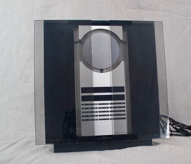 Detail van B&O BeoSound 3200 waarbij de glazen deurtjes gedeeltelijk openstaan